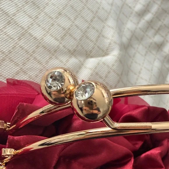 Elegant red Floral Handbag - Picture 2 of 4